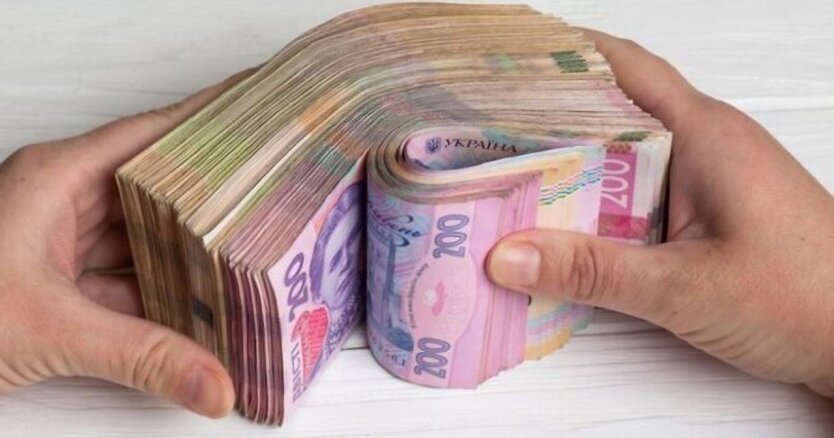 Пачка с гривнами