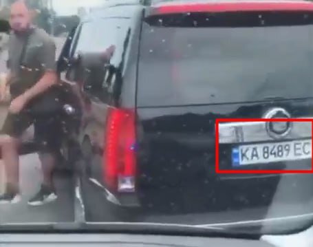 У Києві водій елітного авто Cadillac Escalade заблокував рух швидкої