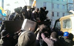 Протестующие