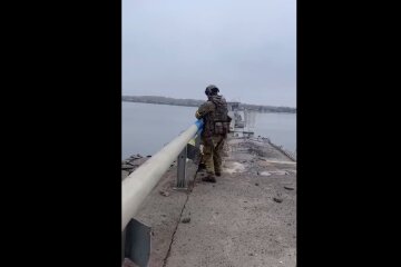 ВСУ подняли украинский флаг над Антоновским мостом