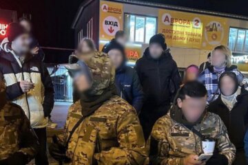 Правоохоронці прийшли з обшуками до підозрілого фонду, який збирає гроші біля метро в Києві