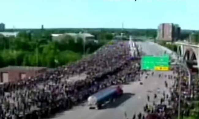 Украинец на грузовике въехал в толпу митингующих