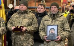 Военнослужащие держат фото убитого Юрия Бондаренко / Фото: Новини.LIVE/Марта Байдака