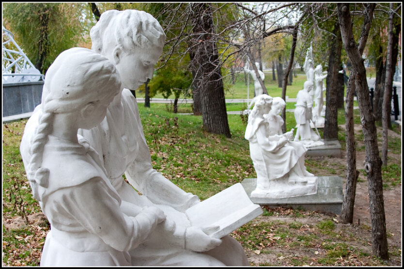 Скульптуры в хабаровском приамурском парке