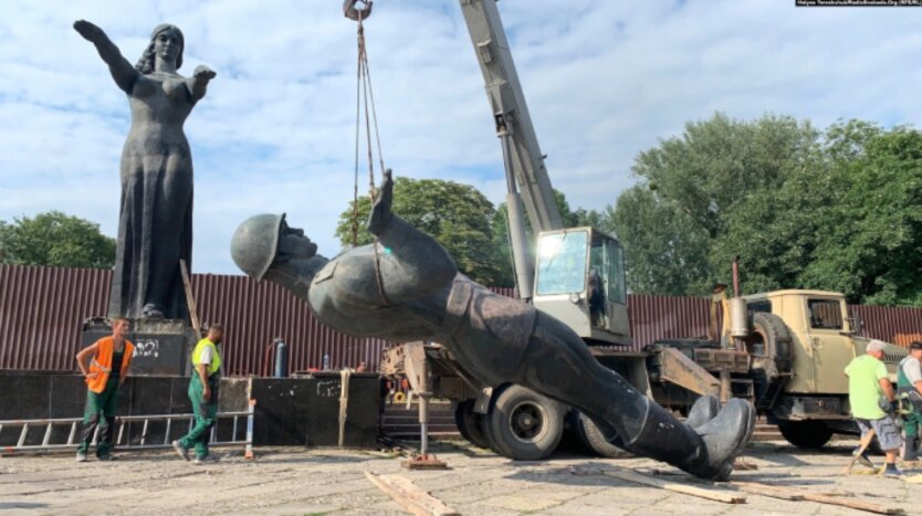 Демонтаж монумента во Львове
