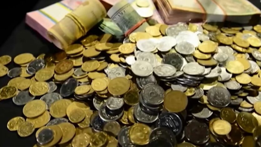 Гривны, доллары и монеты на столе