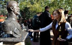 Поклонская и бюст Николая Второго