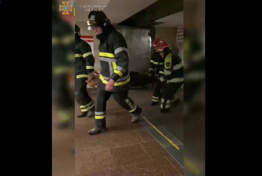 Спасатели в метро Киева