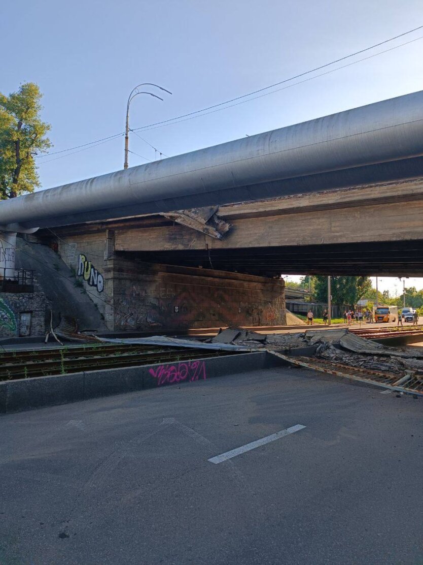 Авария моста в Киеве на Жилянской