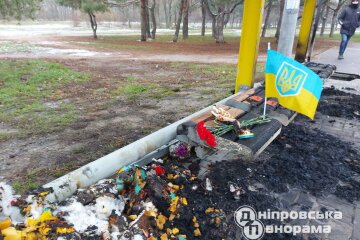 В Днепре сгорел дотла "народный мемориал" напротив дома, разрушенного российской ракетой