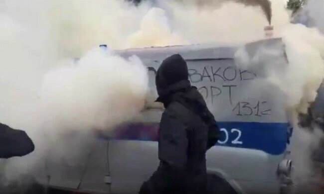 Протесты под Радой, "милицейский бобик", отставка Авакова