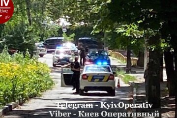 В Киеве перекрыли улицу: подозревают минирование автомобиля