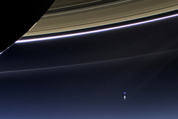 Земля и Луна с орбиты Сатурна