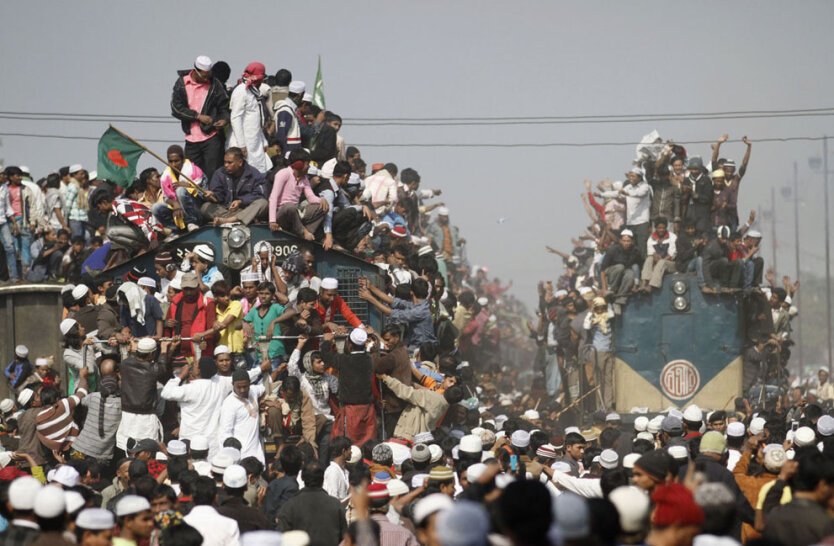 Переполненные поезда готовятся отправиться в путь после заключительной молитвенной церемонии в предместьях Даки, Бангладеш. 
