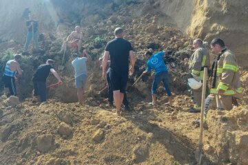 В Одесской области на пляж сошел оползень: спасатели ищут пострадавших
