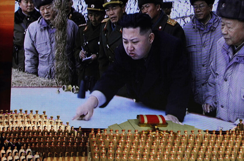 Пхеньян, КНДР. Гигантское изображение нового главнокомандующего Ким Чен Ына показан на громадном экране во время концерта посвященного 80-ой годовщине основания северокорейской армии. (