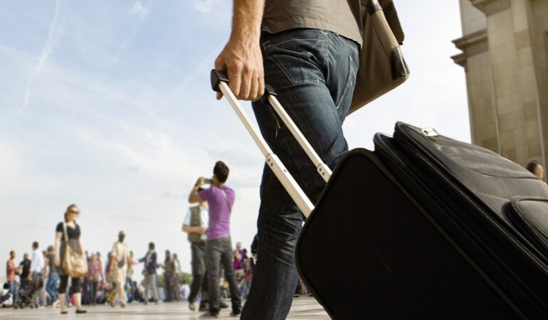 Выезд мужчин за границу