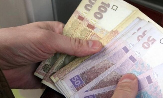Украинцам показали, как менялись зарплаты за 25 лет: цифры