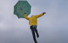 Летающую на зонтике Верещук обвинили в плагиате