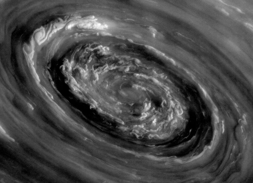 Фотография, сделанная космическим аппаратом НАСА Cassini над Северным полюсом планеты Сатурн. 