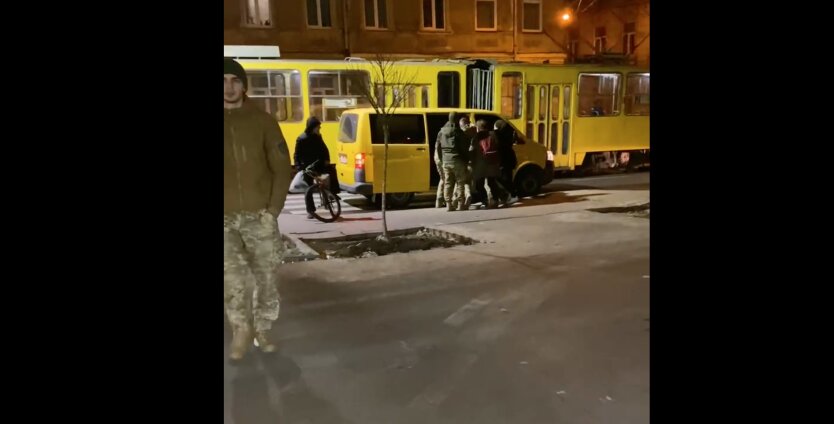 Львівський ТЦК покарає співробітників, які заштовхали чоловіка в авто