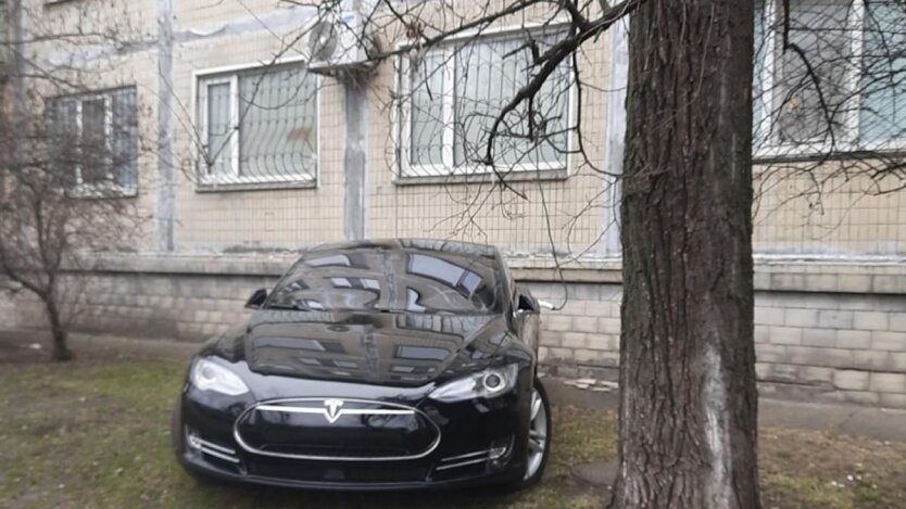 Зарядка электромобиля из окна квартиры