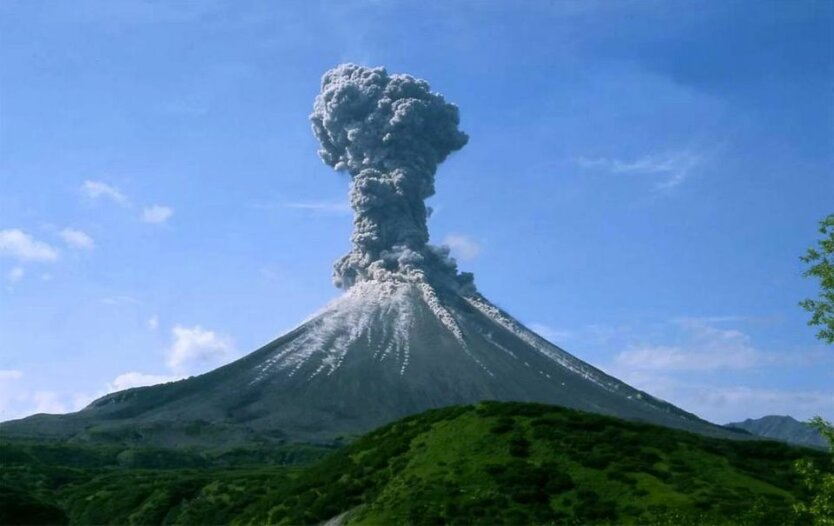 При извержении вулканов в атмосферу выбрасывается большое количество вещества из недр Земли, в том числе необычайное количество углекислого газа.