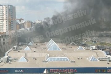 В Киеве вспыхнул пожар у ТЦ Пирамида: видео