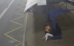 В Киеве обокрали уснувшего на остановке мужчину: видео