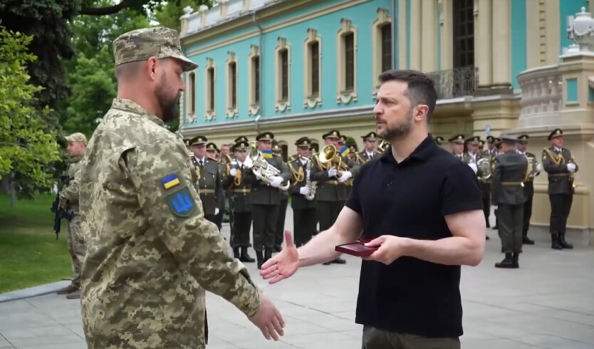 Президент Украины поздравил пехотинцев с профессиональным праздником