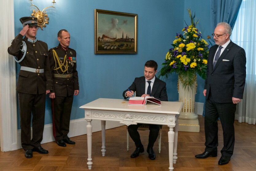 Владимир Зеленский подписал