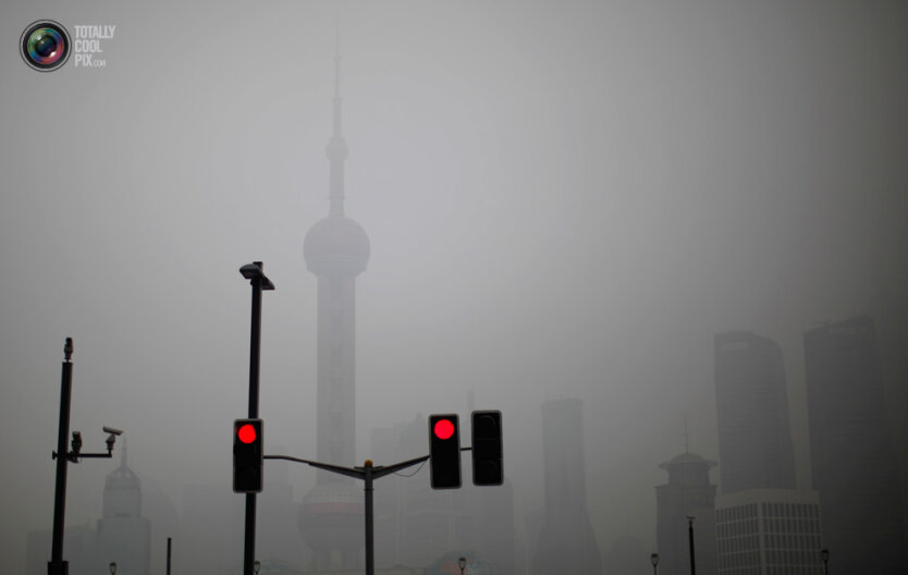 16. Телебашня «Восточная жемчужина» просматривается сквозь смог, оповивший центр Шанхая.  (Carlos Barria / Reuters)