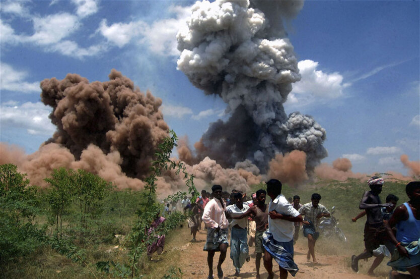 Люди бегут от взрыва на фабрике фейерверков на окраине города Шивакаши, что в 500 км от Ченнаи, Индия. 