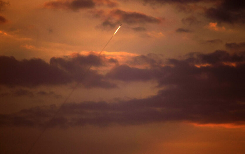 Одинокая ракета грустно летит в сторону Израиля во время  заката солнца 