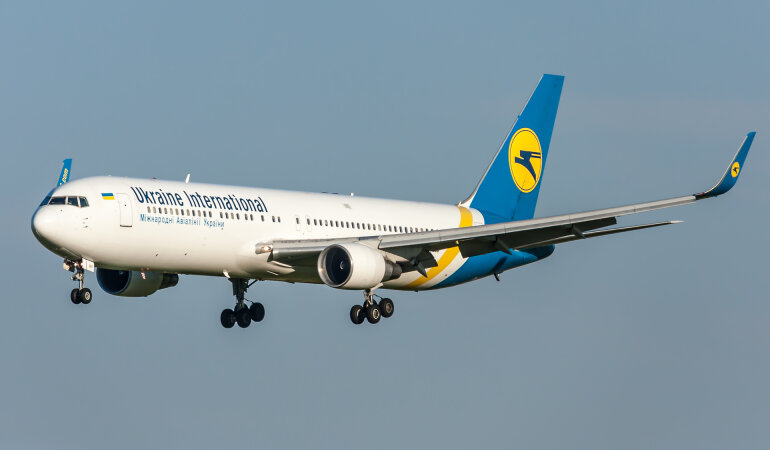 Boeing 767-300 авиакомпании МАУ (Ukraine International Airlines) садится в Борисполе