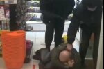 В Житомире охрана магазина избила и выбросила на улицу пожилого мужчину: видео