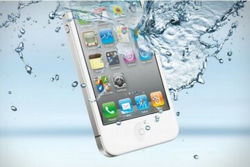 смартфон в воде