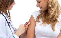 Doctor making diabetes patient insulin flu shot