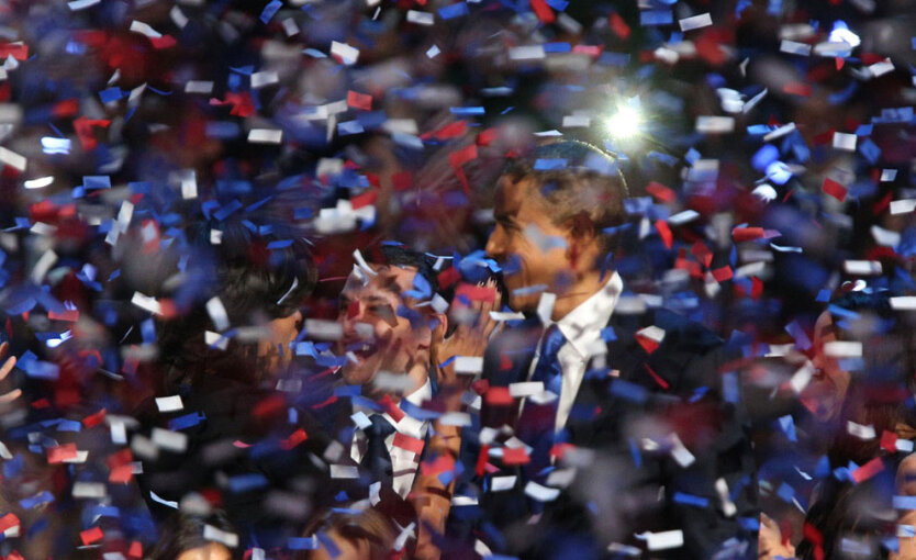 Вновь избранный президент США Барак Обама и первая леди Мишель Обама после выступления перед избирателями в Чикаго