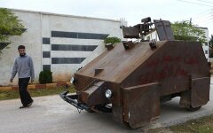 Сирийские повстанцы смастерили танк из старого джипа и управляют им джойстиком