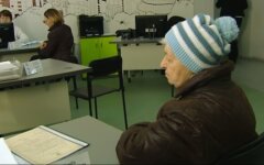 Пенсіонерка в Україні у відділенні ПФУ