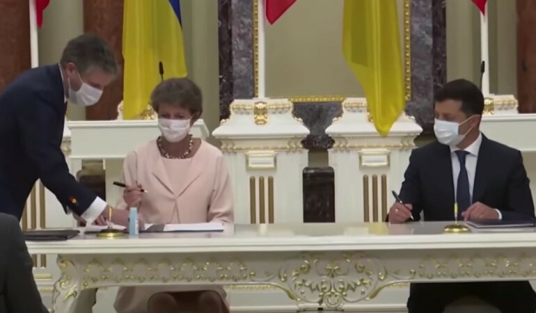 Швейцария пообещала Зеленскому 115 млн долларов для Украины