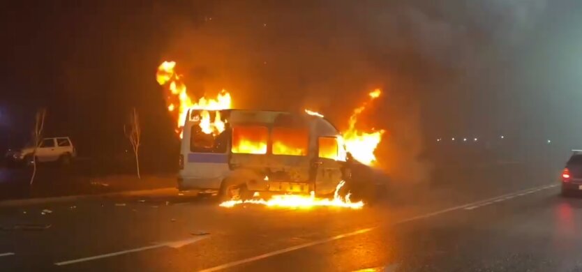 Протестующие сожгли несколько полицейских автомобилей в Алматы. 5 января 2022