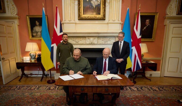 Рустем Умєров та міністр оборони Великої Британії Джон Гілі