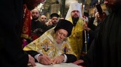 Патриарх Варфоломей подписывает Томос