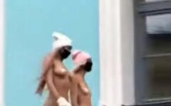 По центру Киева прошлись голые девушки: видео