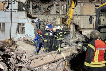 Число жертв удару РФ по житловому будинку в Запоріжжі збільшилося до 10 осіб