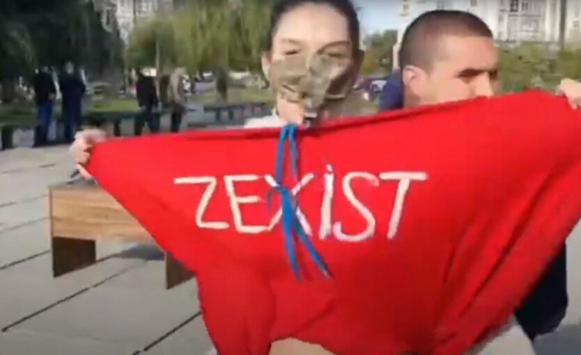 Зеленского атаковала активистка без белья и подняла юбку: видео