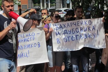 Донецк поднялся на митинг с требованием отставки Захарченко