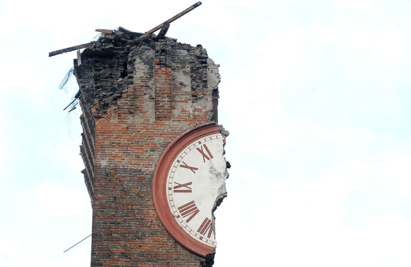 Половина циферблата на башне Моденези в Финалэ Эмилия, разрушенной землетрясением силой 6.0 баллов, Италия. 